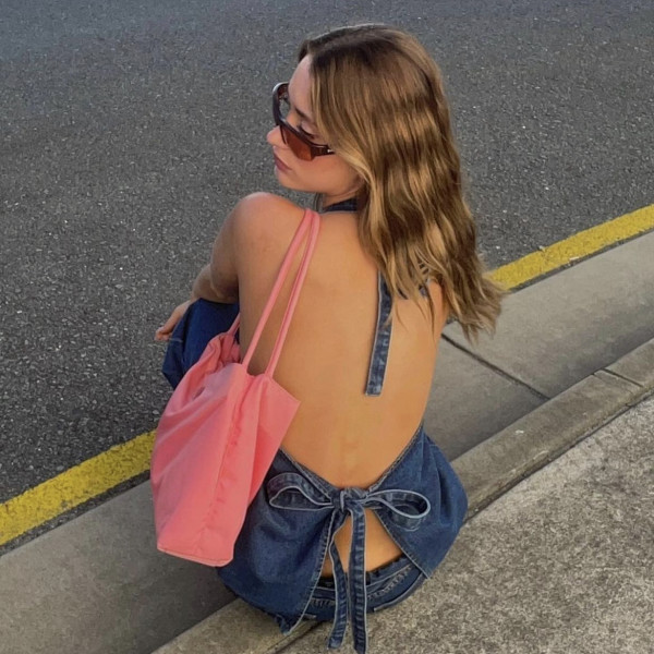 Strolling in the city in a backless total denim look.